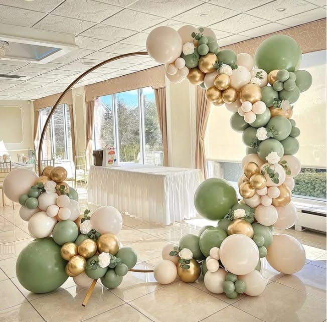arcadă de baloane verde salvie și auriu pentru eveniment elegant în București